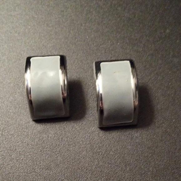 Beautiful Sea foam Green And Silver Tone Vintage Earrings - Picture 1 of 4